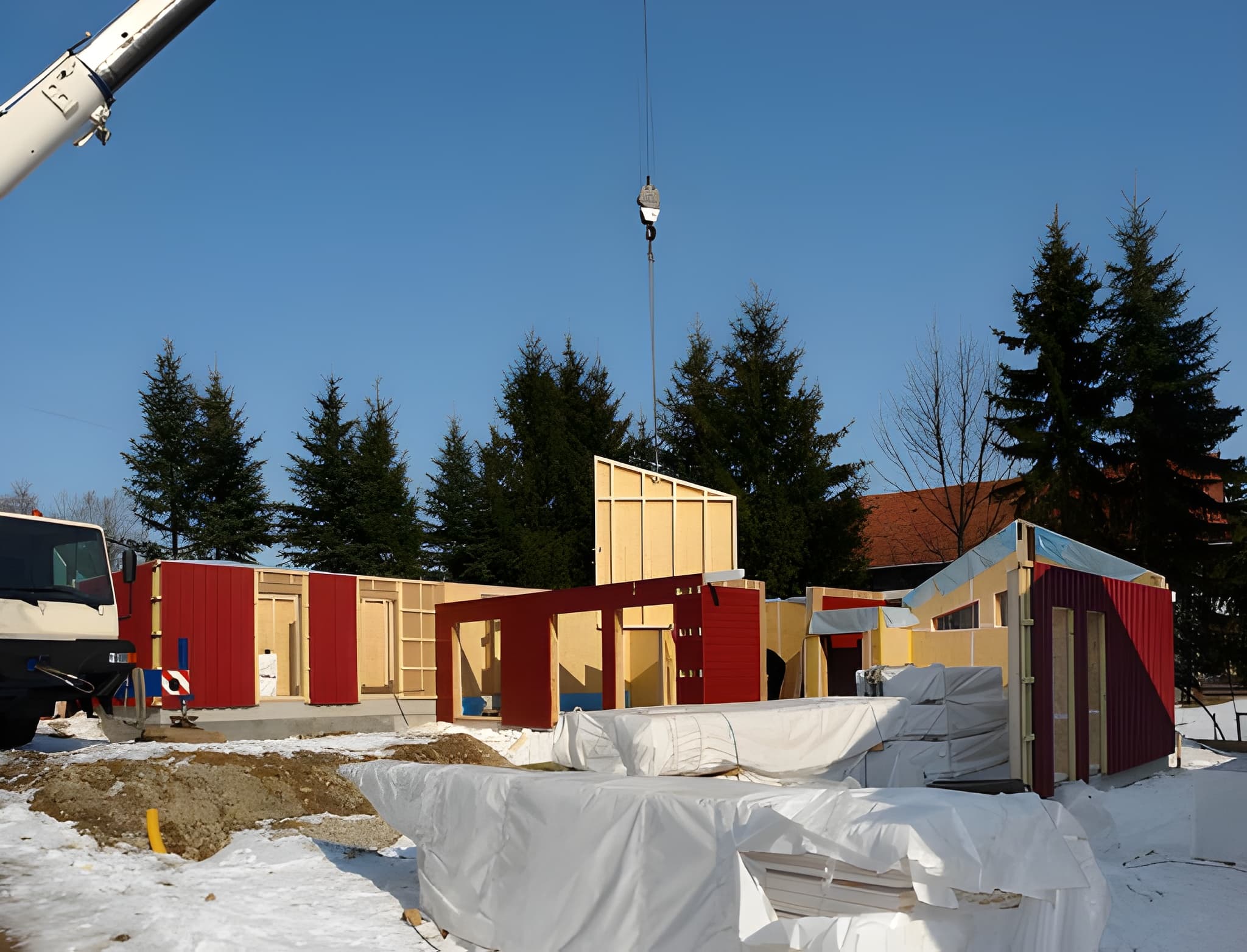 wooden-house-construction-sunny-ambiance_1166198-16413-1.jpg